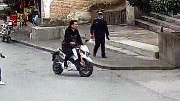 DƬ